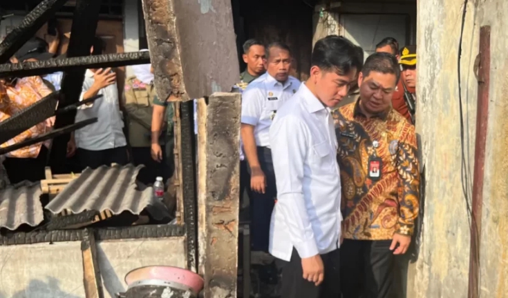 Wapres Gibran Rakabuming saat tinjau lokasi kebakaran Kemayoran (SinPo.id/ Setwapres)