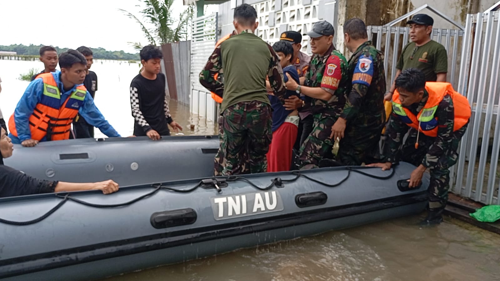 TNI evakuasi korban banjir Maros (SinPo.id/ Puspen TNI)