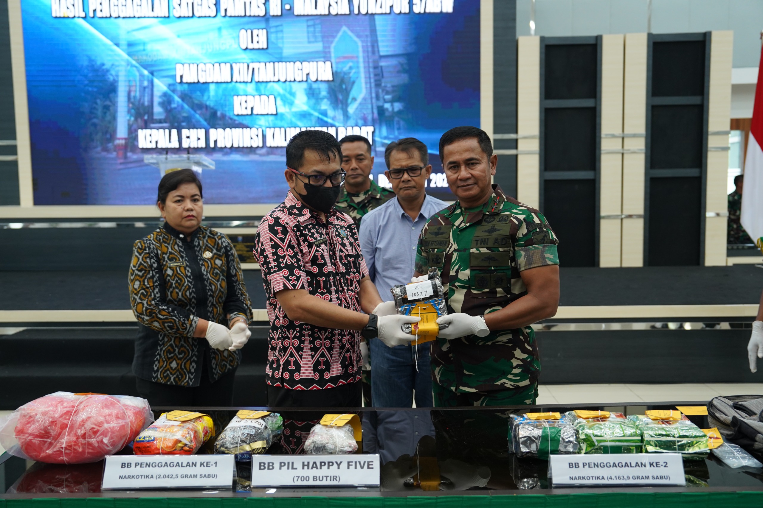 Penyerahan barbuk narkoba ke BNNP Kalbar (SinPo.id/ Puspen TNI)