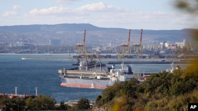 Sebuah kapal tanker minyak berlabuh di kompleks Sheskharis di Novorossiysk, Rusia (SinPo.id/AP)