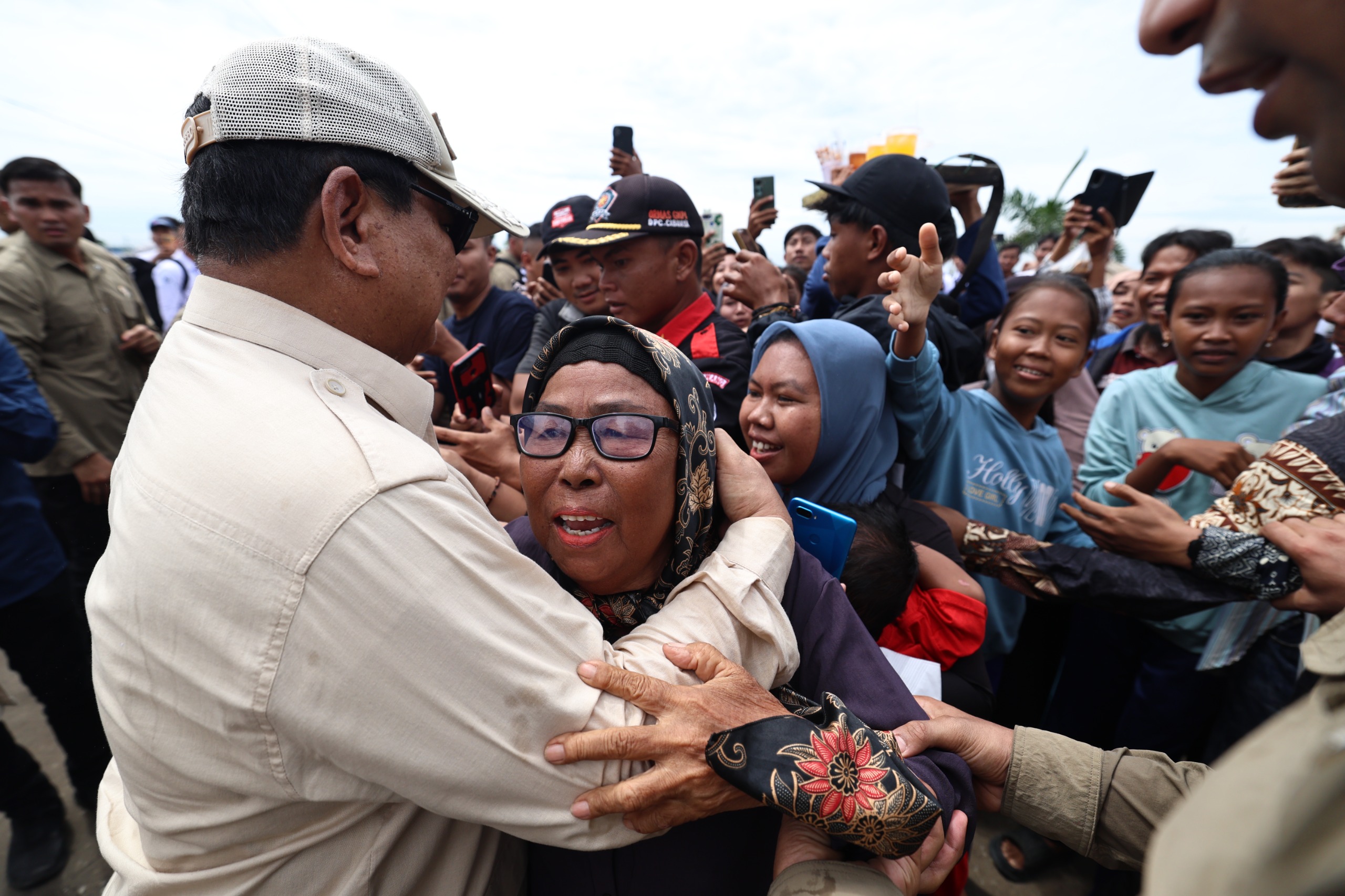 Presiden Prabowo Subianto meninjau Tambak Budidaya Ikan Nila di BLUPPB. (SinPo.id/Tim Media)