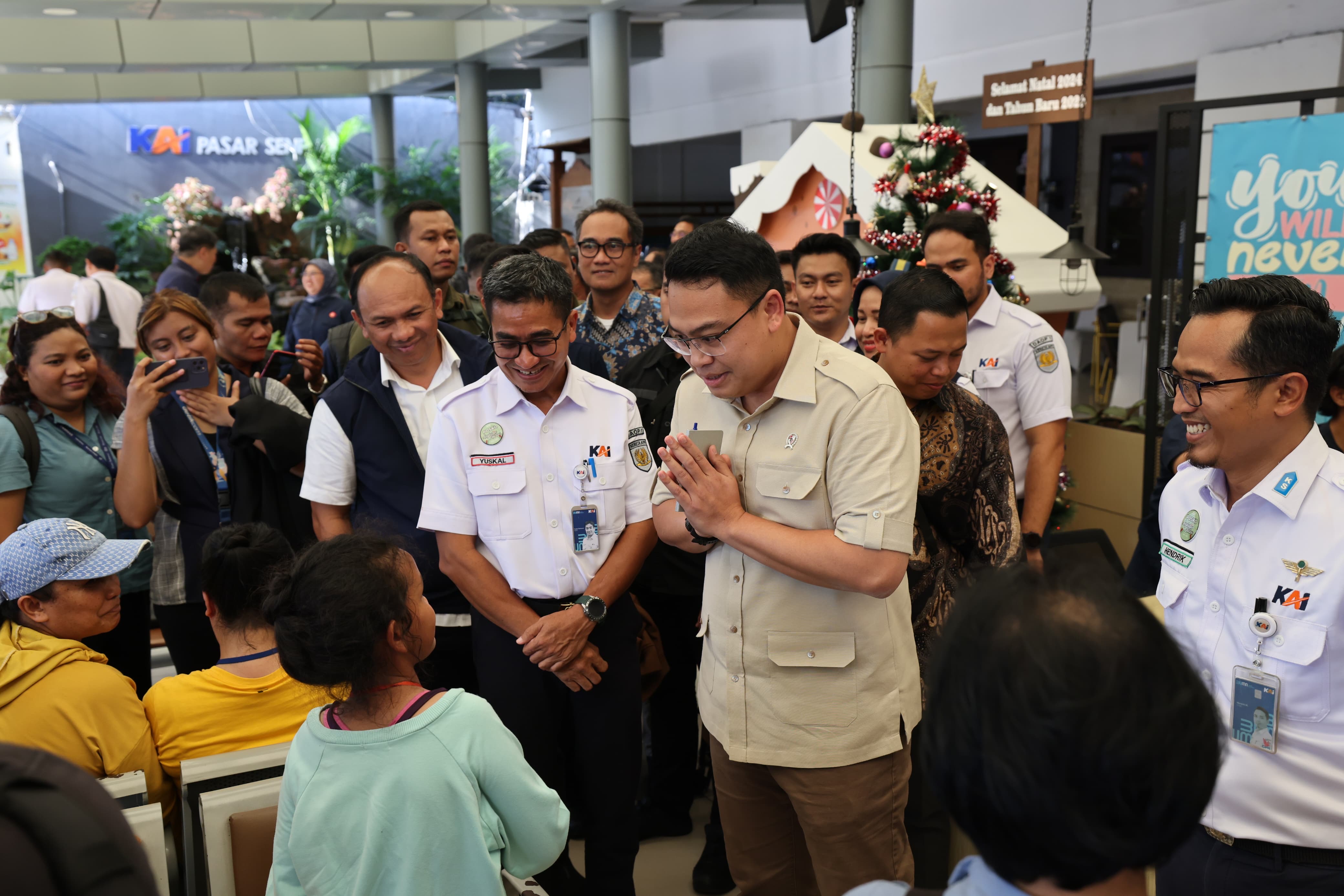 Wamenkomdigi Angga Raka Prabowo berkunjung ke Stasiun Pasar Senen, Jakarta Pusat pada Jumat, 27 Desember 2024. (SinPo.id/Dok. Kemkomdigi)