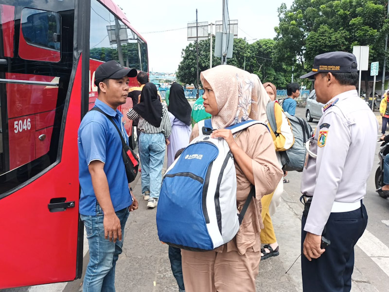 Penumpang di terminal kampung rambutan (SinPo.id/Beritajakarta)