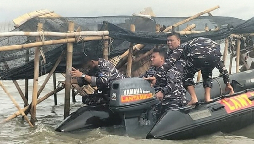 TNI AL bersama masyarakat bongkar pagar laut di Tangerang (SinPo.id/Antara)