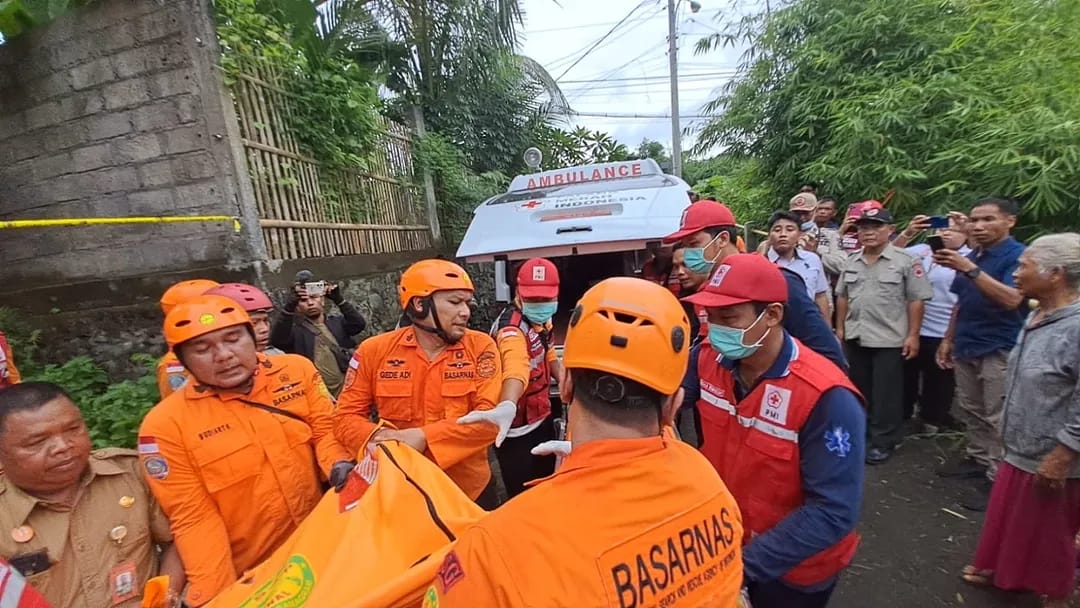 Tim SAR mengangkut jenazah korban tanah longsor ke mobil ambulance di Desa Ubung Kaja, Kecamatan Denpasar Utara, Kota Denpasar, Bali. (SinPo.id/Dok. BNPB)