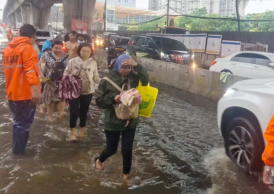 Banjir terjadi di jalan Ciledug Raya, Cipulir, Jakarta Selatan pada 19/ November 2024. (SinPo.id/Humas BPBD DKI Jakarta).