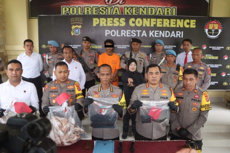 Konferensi pers kasus pembunuhan ASN di Kendari (SinPo.id/ Humas Polri)