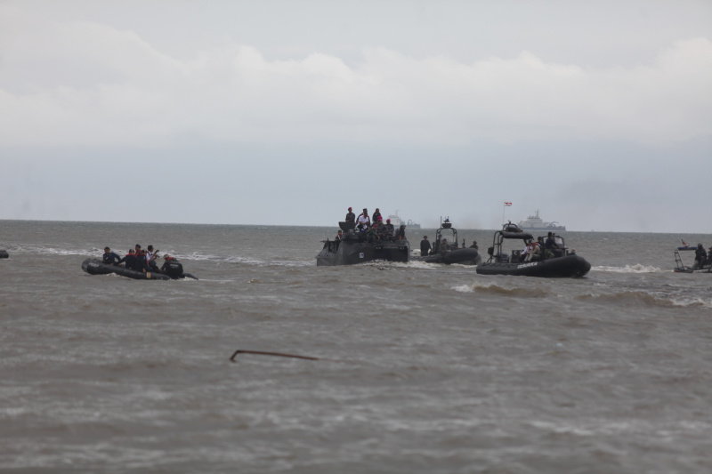 Komisi IV DPR dan jajaran melakukan sidak ke lokasi Pagar Laut di Perairan Utara Tanjung Pasir, Tangerang, Kabupaten Tangerang, Banten. (Ashar/SinPo.id)