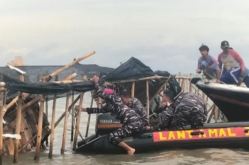 TNI AL bersama masyarakat membongkar pagar laut di perairan Tangerang. (SinPo.id/Antara)