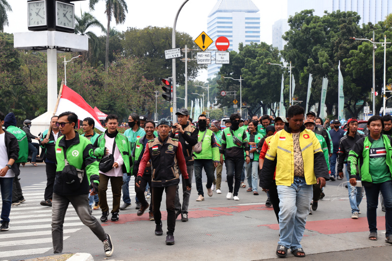 Ribuan driver ojol gelar aksi demo menuntut kenaikan tarif dan menurunkan potongan aplikasi (Ashar/SinPo.id)