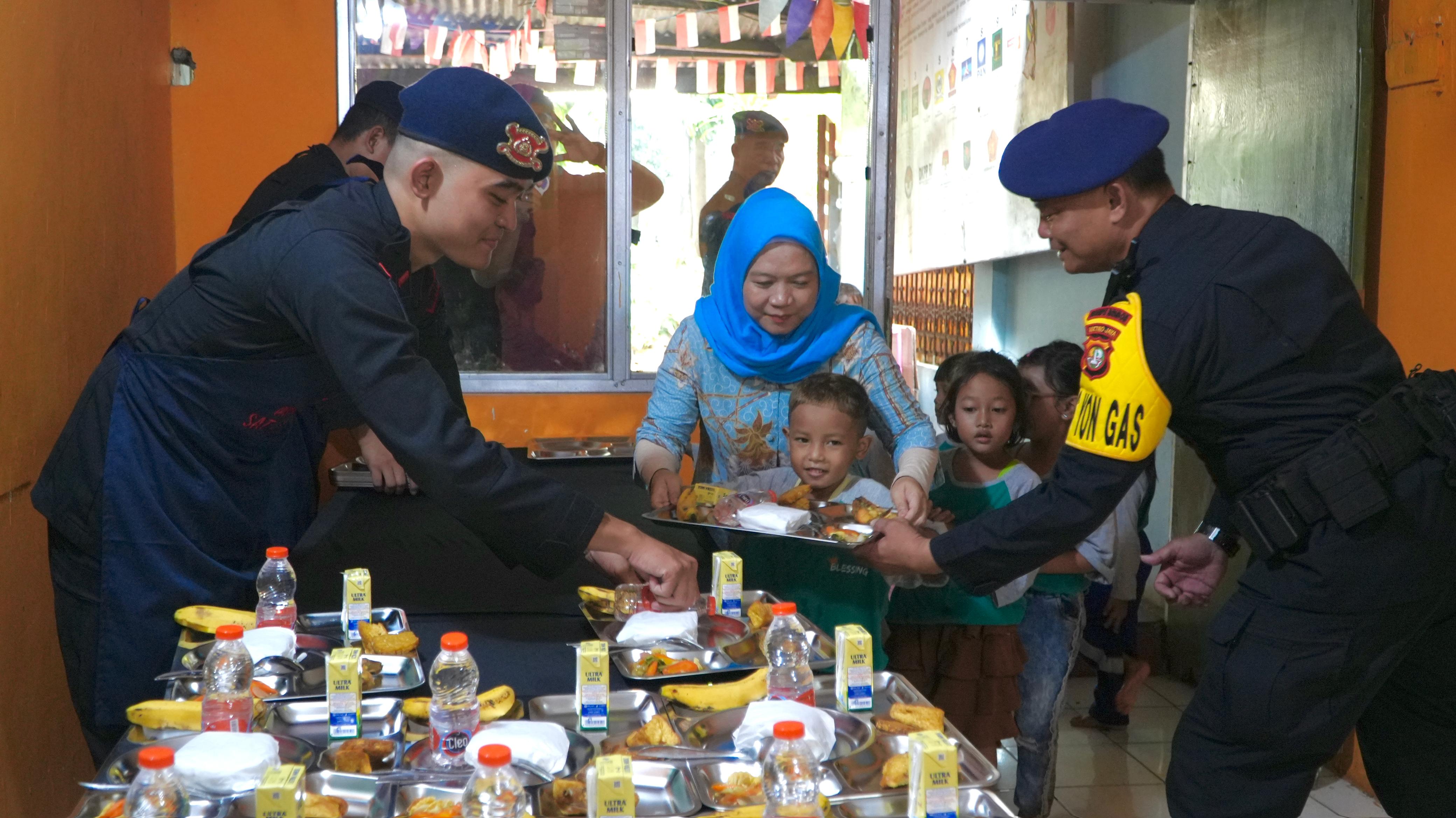 Pembagian makan bergizi ke siswa di Kuningan Jaksel (SinPo.id/ Humas Polda Metro Jaya)