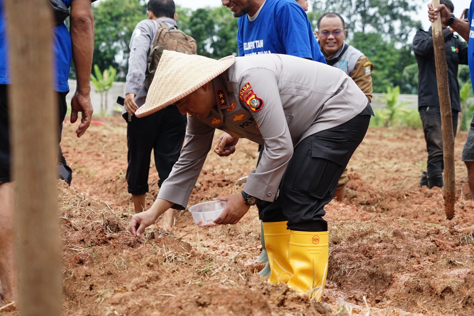 Kapolda Metro Jaya Irjen Karyoto secara simbolis menanam jagung (SinPo.id/Humas Polda Metro Jaya)