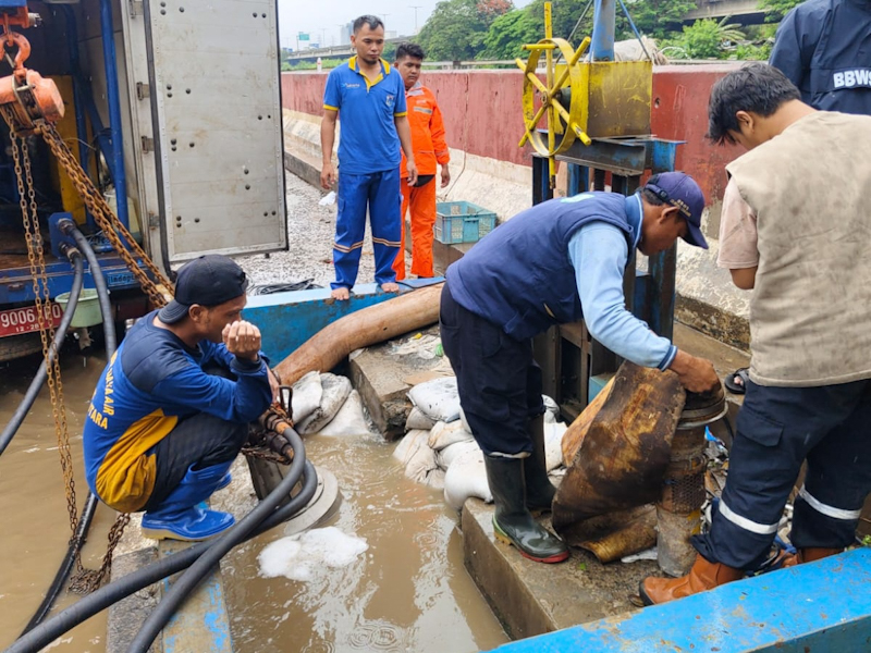 Penanganan genangan di JIS (SinPo.id/Beritajakarta)