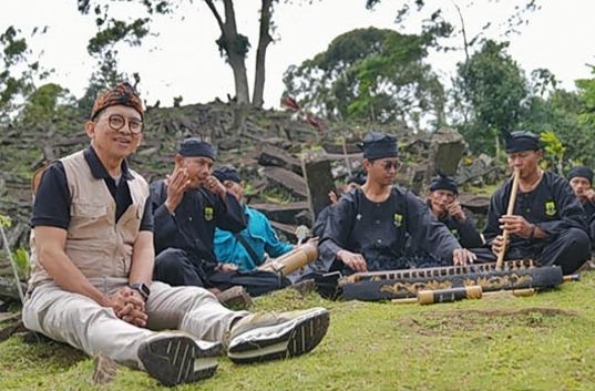 Menbud RI Fadli Zon saat mengunjungi situs Gunung Padang. (SinPo.id/IG Fadlizon)