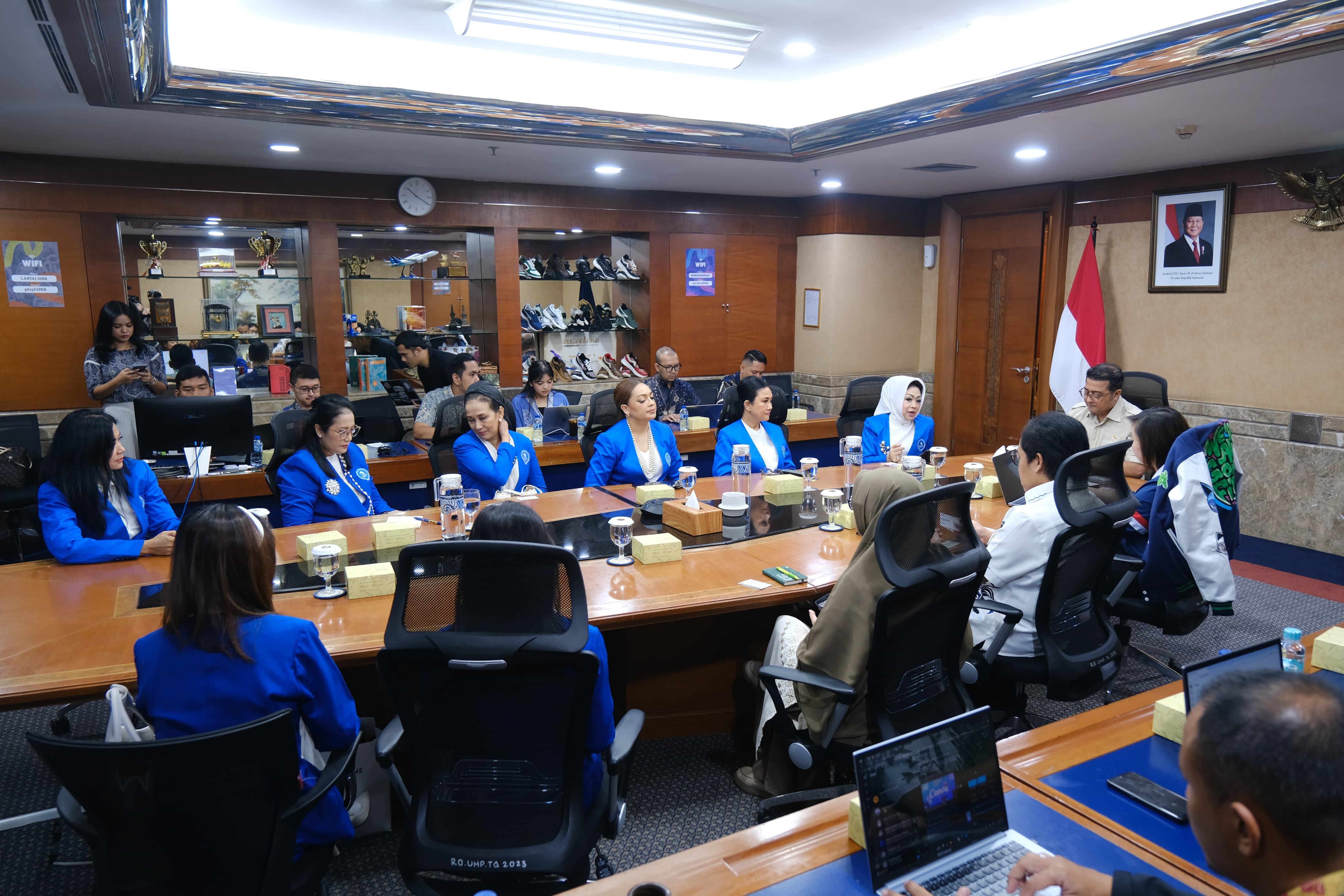 Menekraf Teuku Riefky Harsya, menerima audiensi dari Ikatan Wanita Pengusaha Indonesia (IWAPI). (SinPo.id/Dok. Kemenekraf)