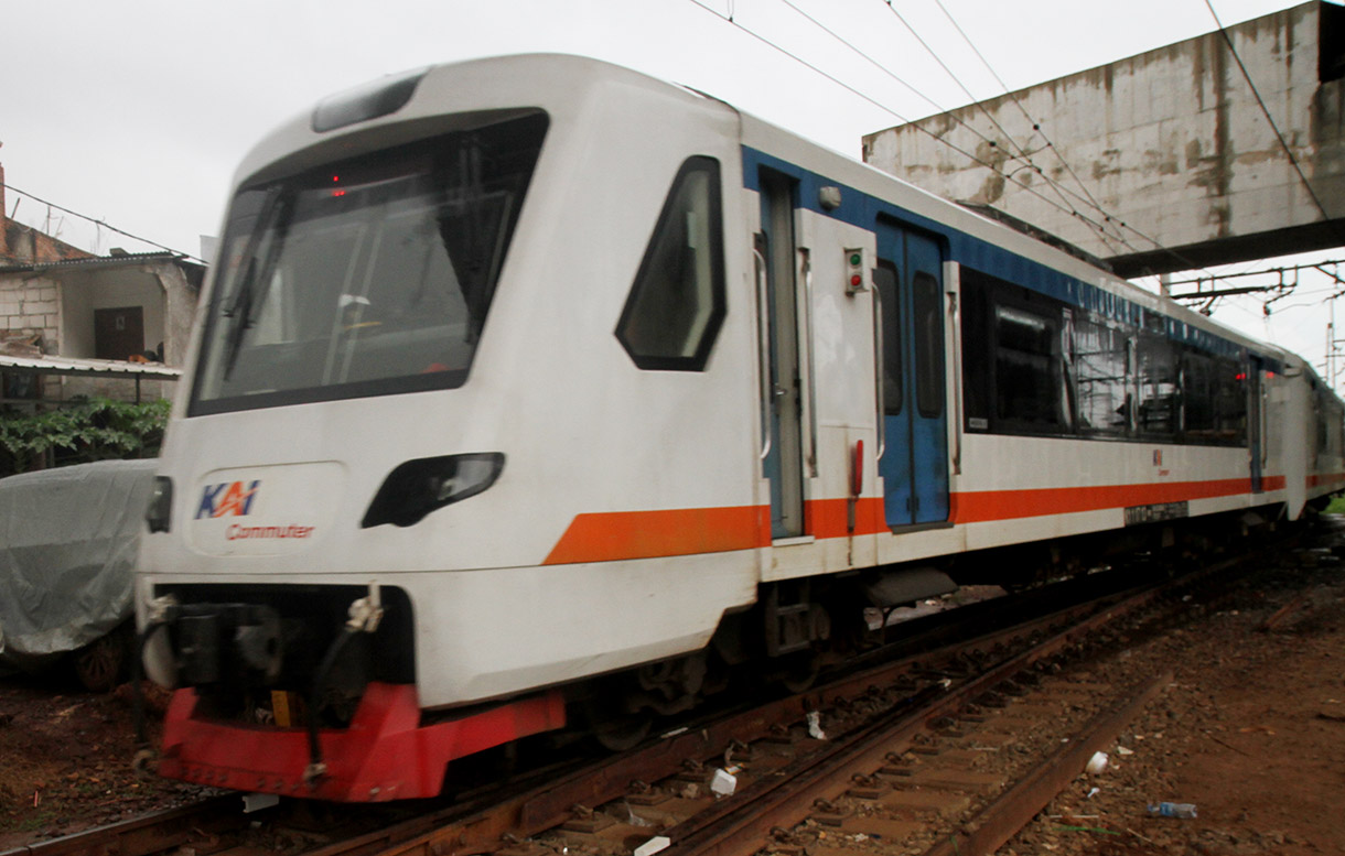 Kereta bandara melintas di kawasan stasiun Manggarai (SinPo.id/ Dok. BeritaNasional)