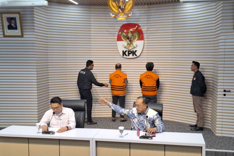 KPK hadirkan dua tersangka korupsi bermodus pengadaan server fiktif di PT SIgma Cipta Caraka dalam konferensi pers di Gedung Merah Putih KPK. (SinPo.id/Antara)