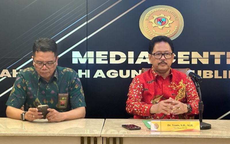 Juru Bicara MA, Yanto (kanan) saat memberikan keterangan pers di Gedung MA. (SinPo.id/Antara