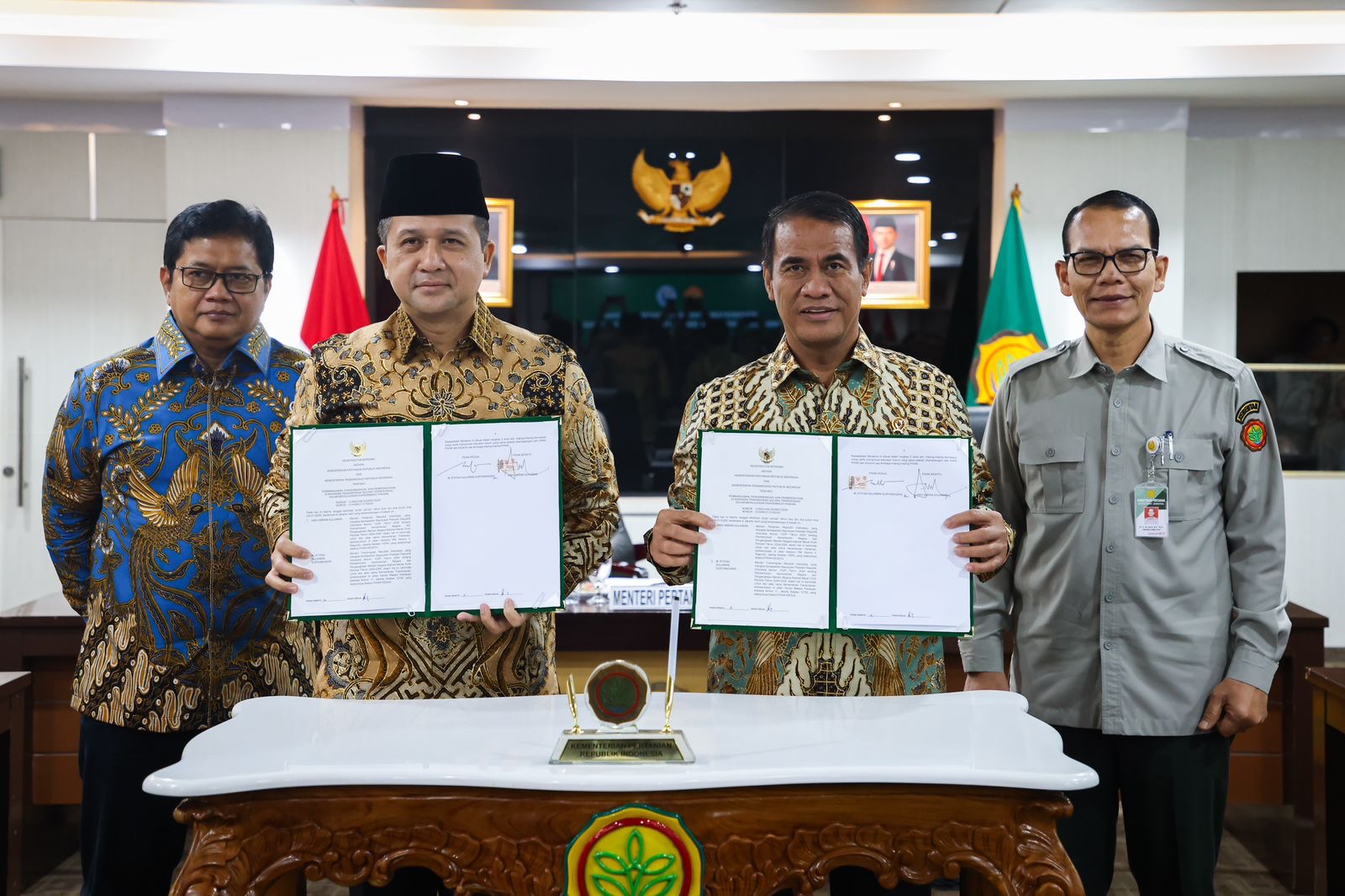 Mentrans M. Iftitah Sulaiman Suryanagara dan Mentan Amran Sulaiman menandatangani MoU antara kedua kementerian di kantor Kementan. (SinPo.id/Dok. Kementrans)