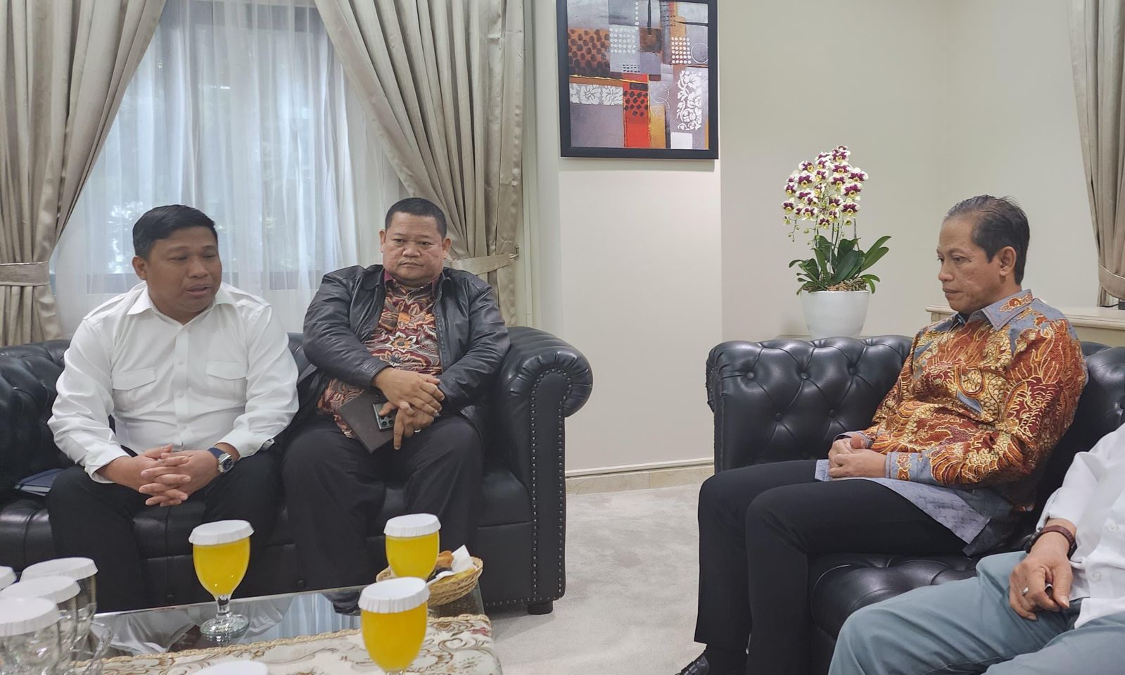 Ketua Umum PP IKA SKMA, Irwan Fecho, audiensi dengan Menteri LH, Hanif Faisol Nurofiq. (SinPo.id/Dok. PP IKA SKMA)