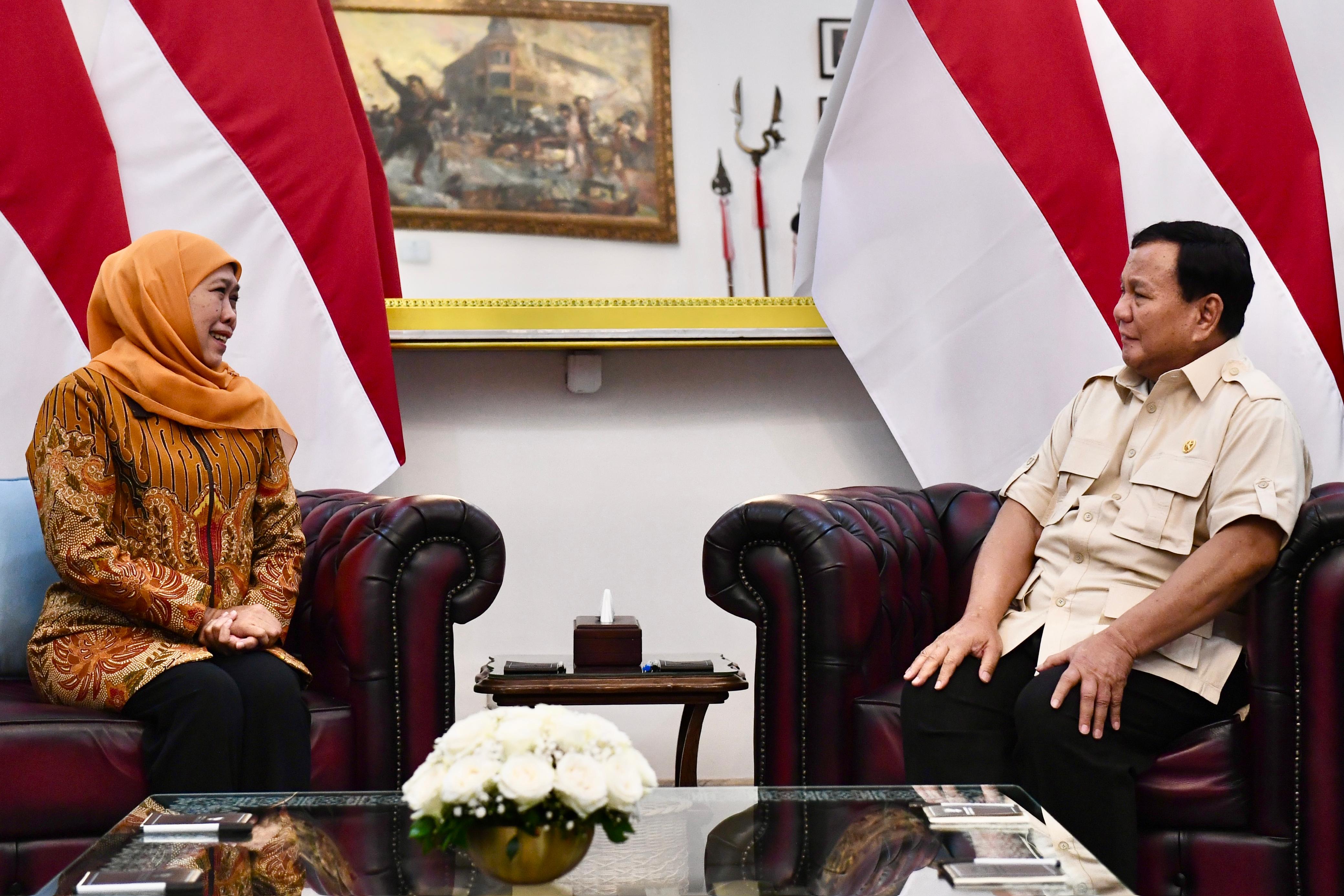 Ketum Muslimat NU Khofifah Indar Parawansa bersama Presiden Prabowo Subianto (SinPo.id/Setpres)