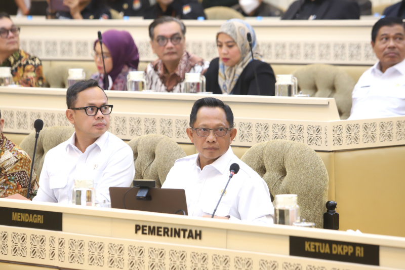 Komisi II DPR memggelar raker dengan Mendagri, KPU, Bawaslu, DKPP membahas Pelantikan Kepala Daerah hasil Pilkada Serentak 2024 (Ashar/SinPo.id)