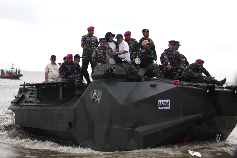 Ketua Komisi IV DPR Titiek Soeharto melakukan sidak pembongkaran pagar laut di perairan Utara Tanjung Pasir Tangerang (Ashar/SinPo.id)