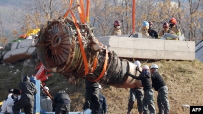 Tim penyelamat menyelamatkan mesin pesawat Boeing 737-800 Jeju Air (SinPo.id/AFP)