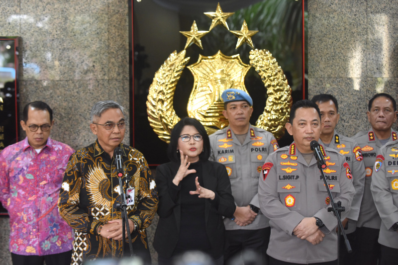 Ketua KPK Setyo Budiyanto bersilaturahmi bertemu Kapolri Jenderal Pol Listyo Sigit untuk membahas berantas korupsi (Ashar/SinPo.id)