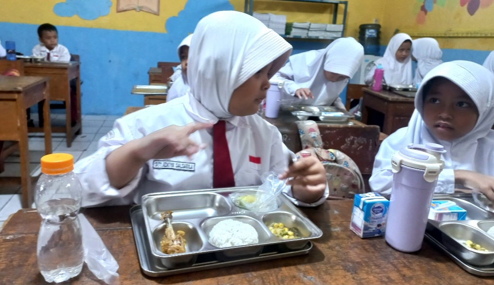 Makan bergizi gratis di Sekolah (SinPo.id/Anam)