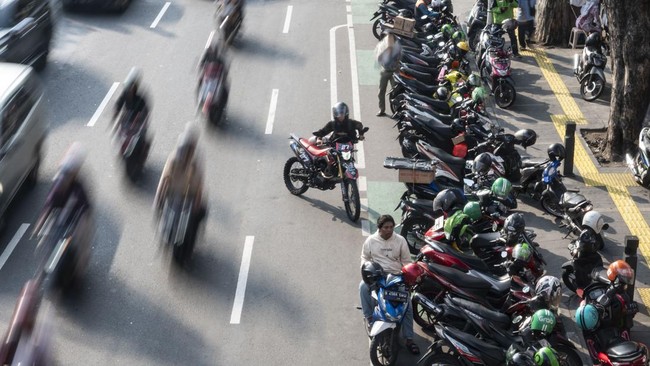 Suasana parkir liar di bahu jalanan Jakarta (SinPo.id/Antara)