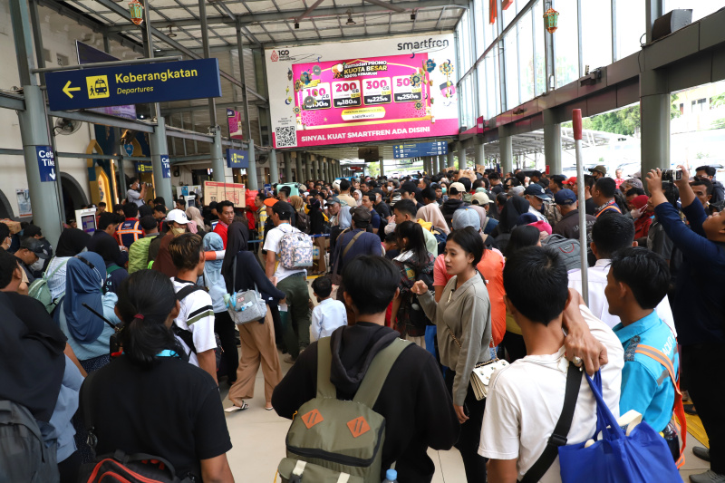 Penumpang kereta api memadati stasiun Pasar Senen (SinPo.id/ Ashar)