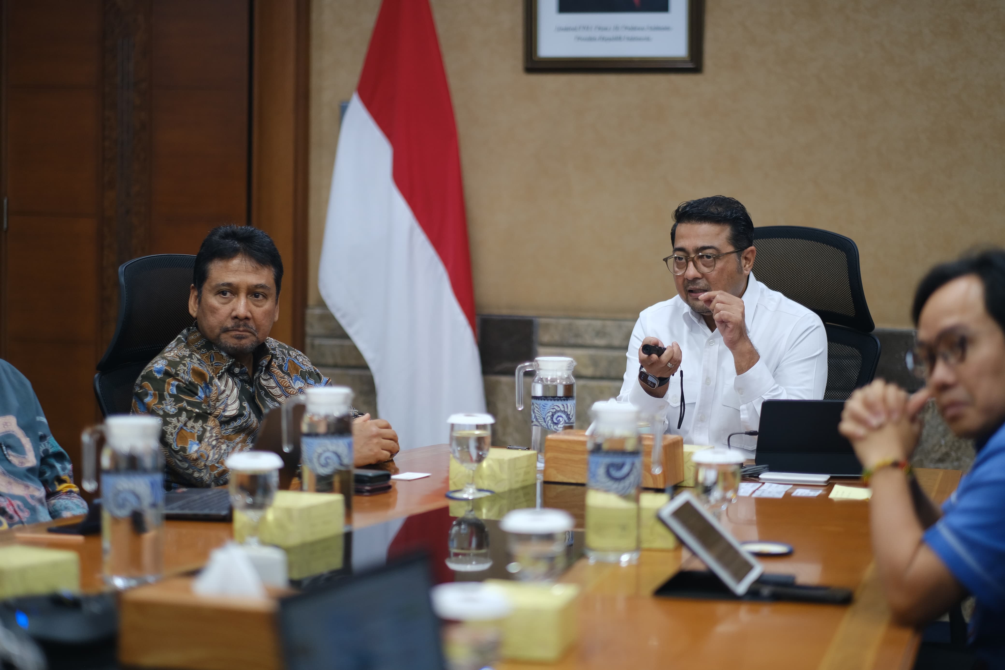 Menekraf Teuku Riefky Harsya menerima audiensi dari Perhimpunan Hotel dan Restoran Indonesia (PHRI). (SinPo.id/Dok. Kemenekraf)