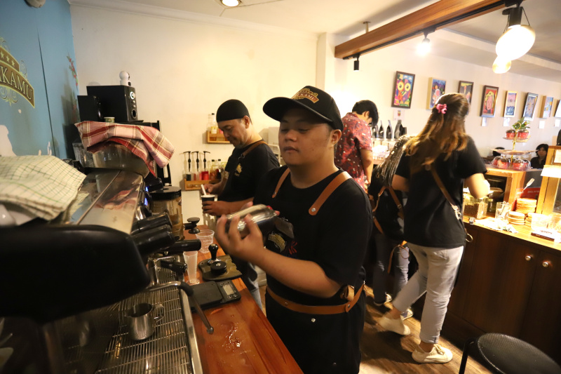 Mencicipi kopi racikan barista disabilitas down syndrome di Cafe Kopi Kamu (Ashar/SinPo.id)