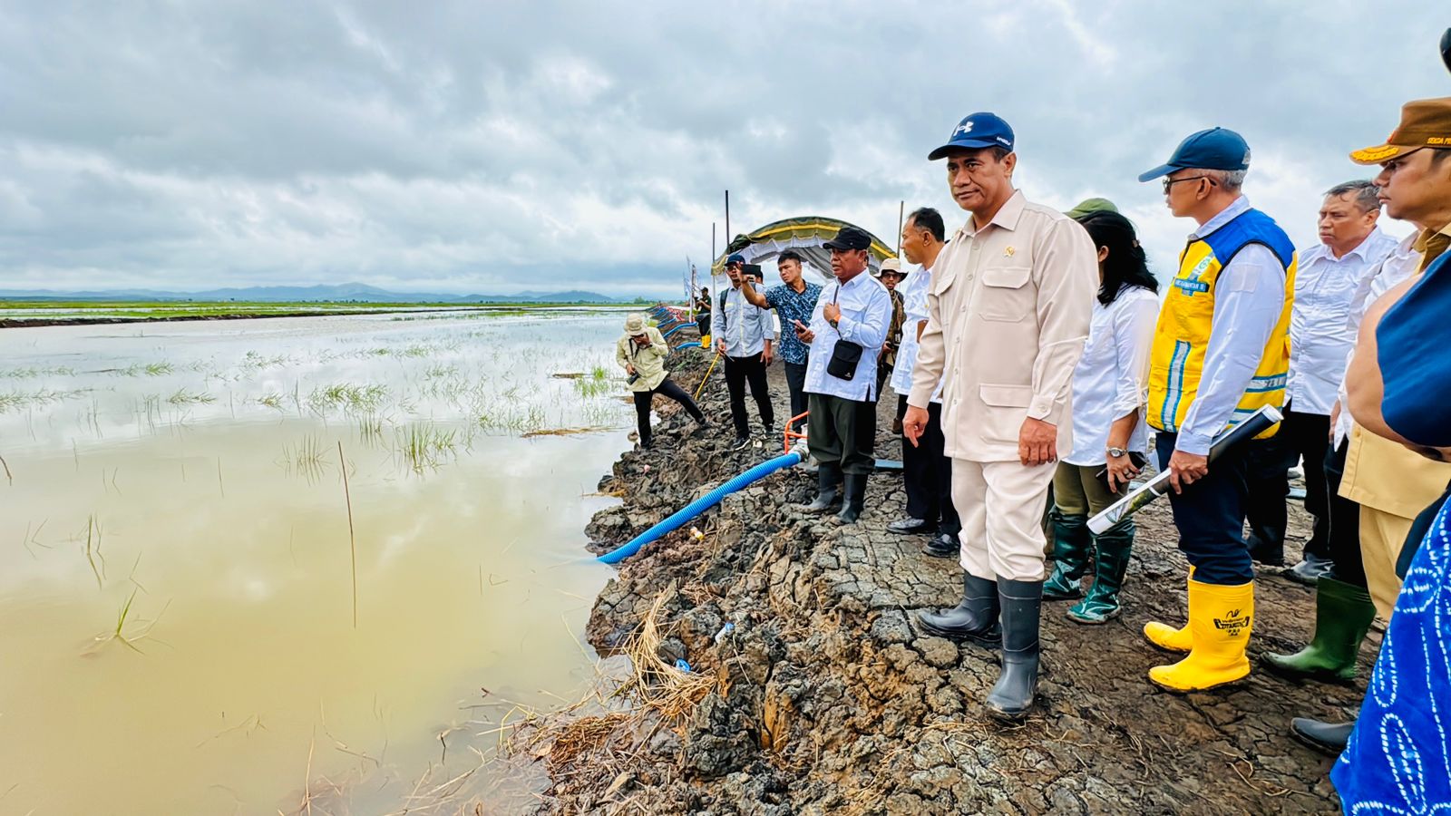 Mentan RI Andi Amran Sulaiman mengecek calon lokaaso cetak sawah di Kalsel. (SinPo.id/dok. Kementan)