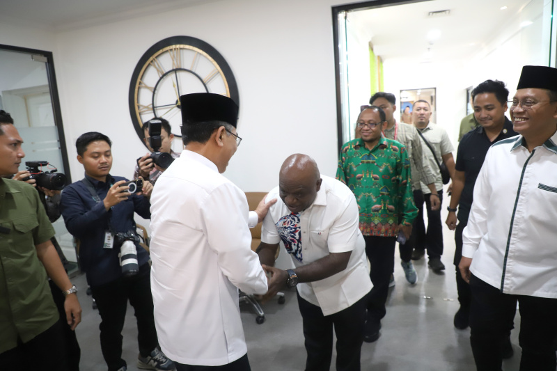 Menteri HAM Natalius Pigai bersilaturahmi dengan Ketua Umum PBNU Yahya Cholil Staquf membahas kolaborasi edukasi HAM di pesantren (Ashar/SinPo.id)