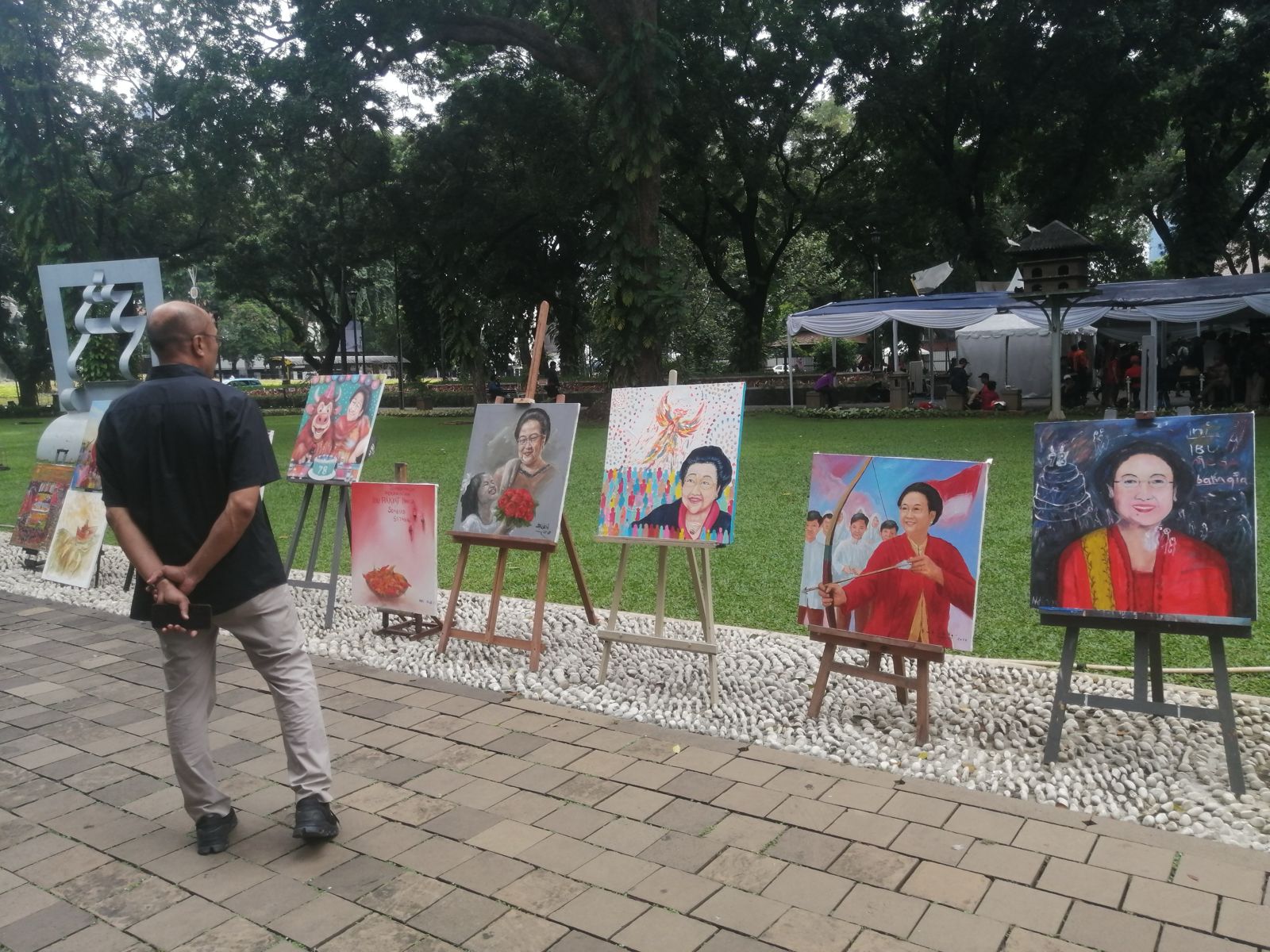 Serang stand up comedy sedang menghibur warga di perayaan Ultah Megawati di Taman Suropati. (SinPo.id/Tio)