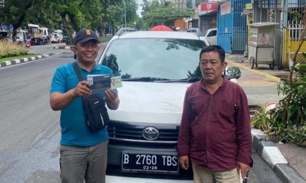 Pemilik mobil dengan pelaku yang dimediasi damai oleh polisi (SinPo.id/Do.Polda Metro Jaya)