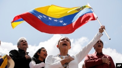 Pemimpin oposisi Venezuela Maria Corina Machado melambaikan bendera Venezuela (SinPo.id/AP)