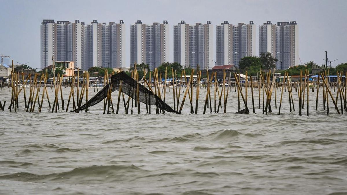 KKP menyegel bangunan pagar laut misterius yang membentang sepanjang 30 Km di Kabupaten Tangerang, Banten pada Kamis 9 Januari 2025. (SinPo.id/ANTARA FOTO/Sulthony Hasanuddin)