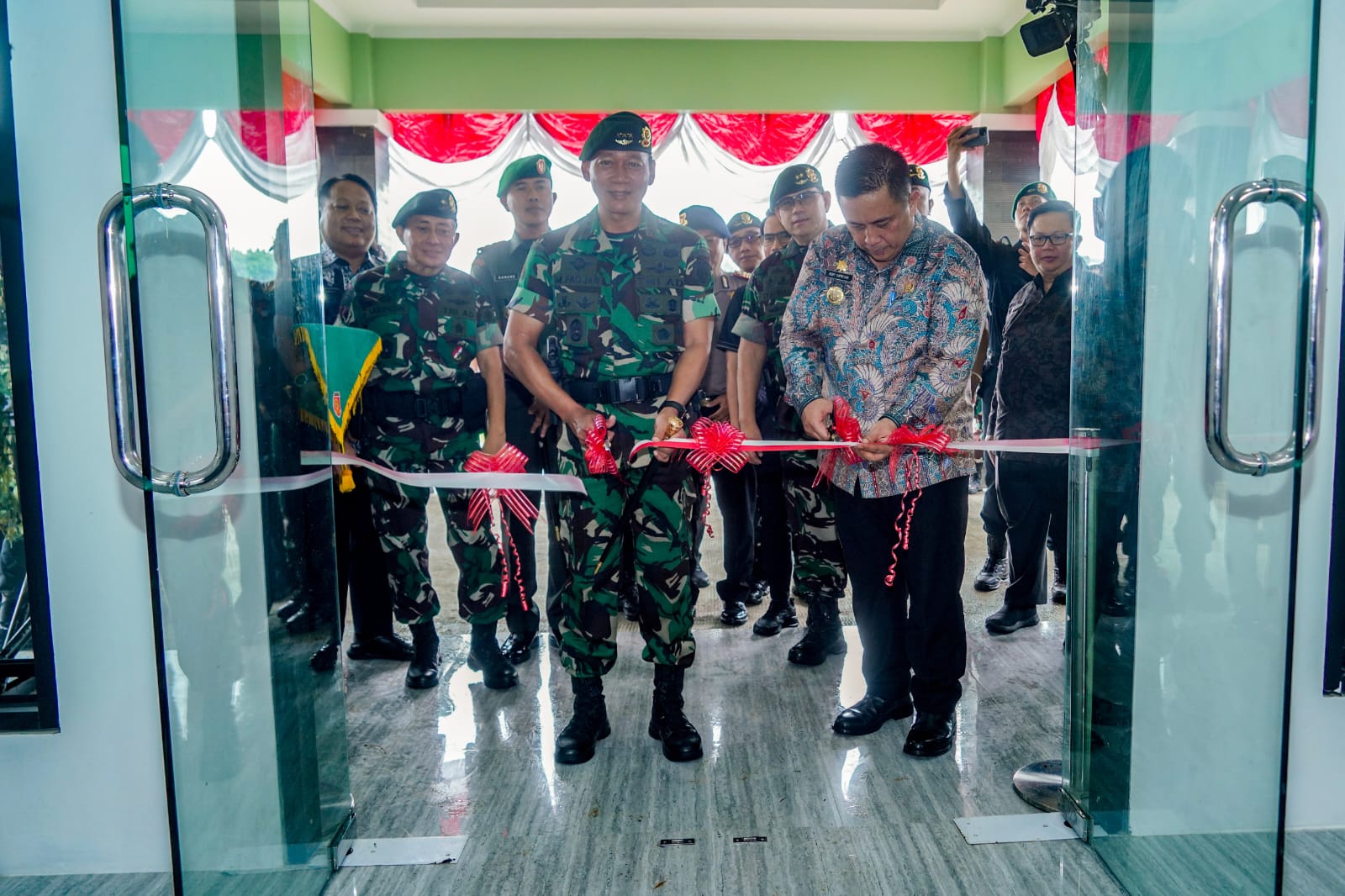 Pangkostrad) Letjen TNI Mohammad Fadjar bersama Pj Bupati Bekasi Dedy Supriyadi resmikan Yon Taipur Bekasi (SinPo.id/ Penkostrad)