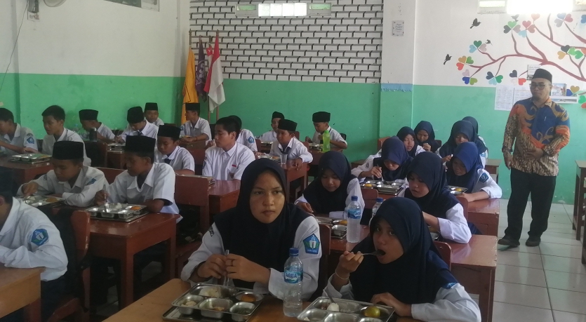 Pelaksanaan program makan bergizi gratis pada pelajar SMP (SinPo.id/ Tio Pirnando)