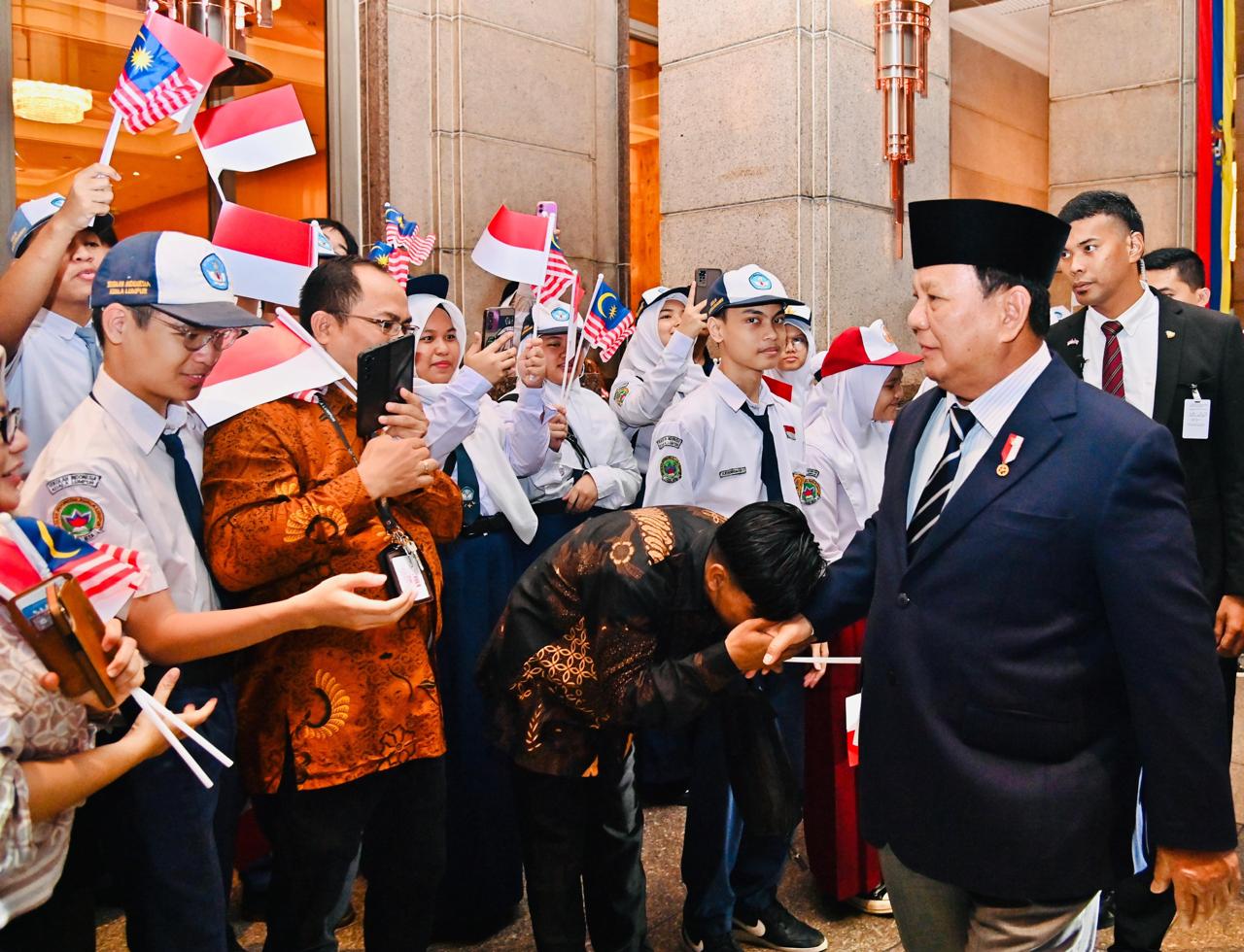 Pelajar dan masyarakat Indonesia di Malaysia antusias sambut Prabowo (SinPo.id/ Setpres)