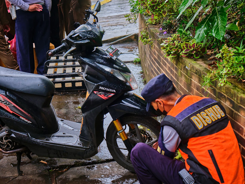 Motor parkir di trotoar (SinPo.id/Beritajakarta)