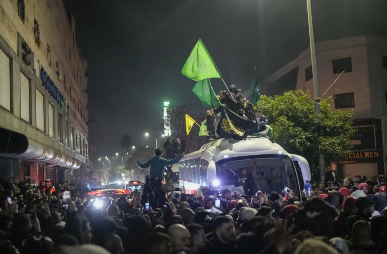 Bus yang membawa 90 tahanan Palestina dalam tahap pertama pembebasan sandera. (SinPo.id/AP)