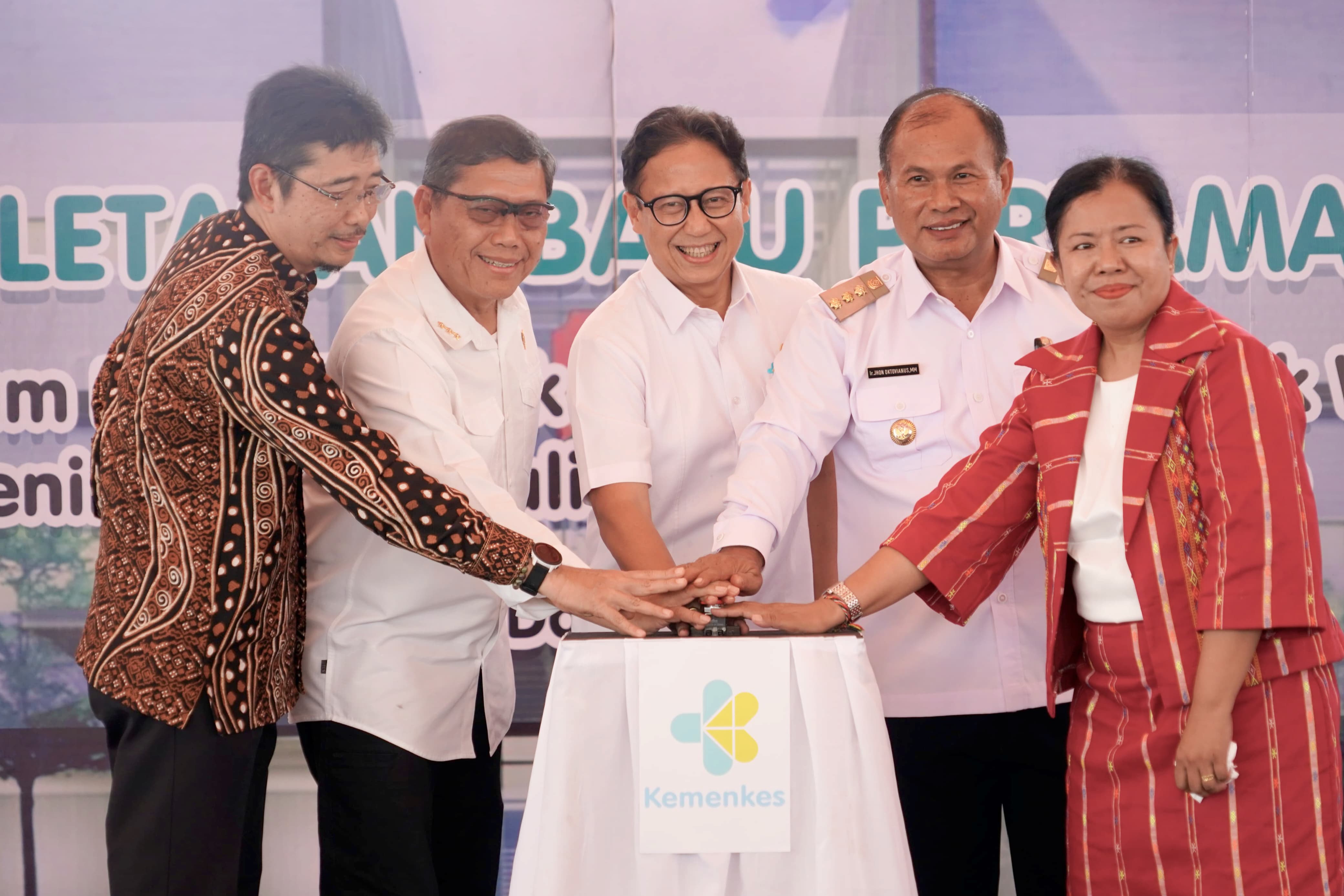 Peletakan batu pertama pengembangan RSUD Reda Bolo di Sumba Barat Daya, NTT (SinPo.id/ Dok.Kemenkes)