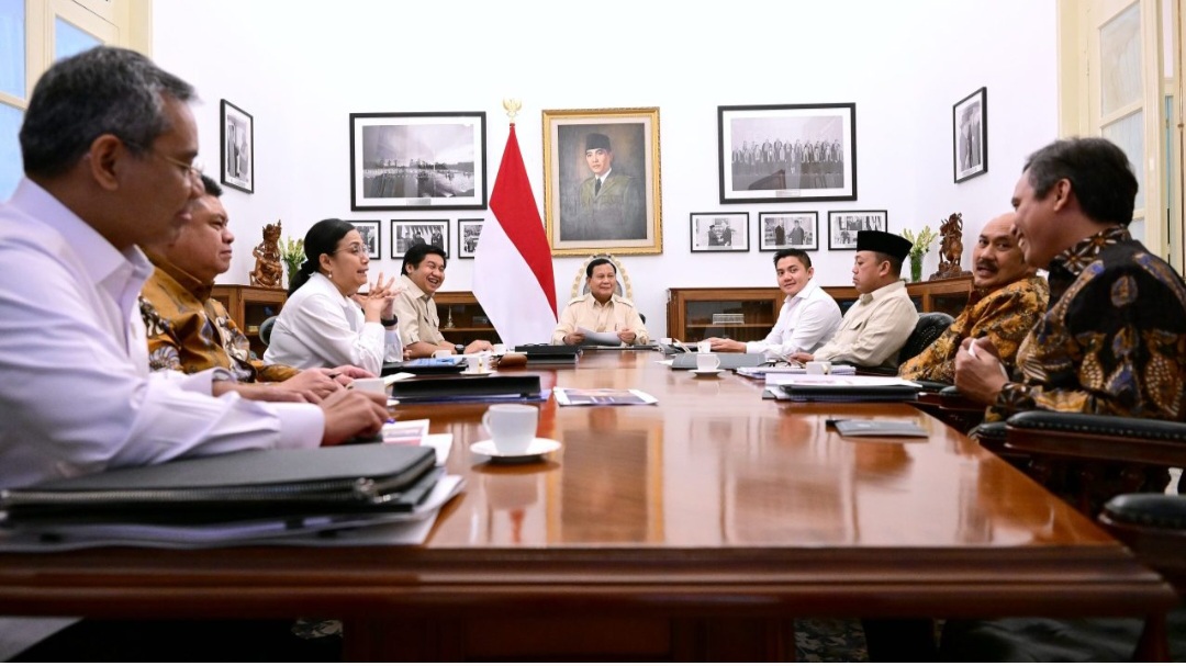 Prabowo Subianto memimpin rapat terbatas dengan sejumlah Menteri Kabinet Merah Putih (SinPo.id/Setpres)