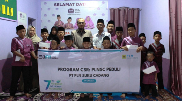 Direktur Bisnis dan Keuangan PT PLN Suku Cadang Bahtiar Wibisana bersama anak-anak dan pengurus Griya Yatim & Dhuafa (SinPo.id/PLN)