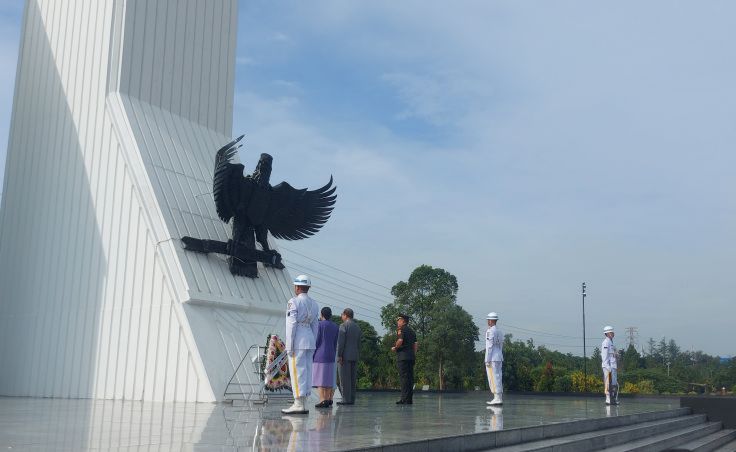 Jepang Shigeru Ishiba didampingi Ibu Negara Yoshiko Ishiba menaruh karangan bunga sebagai tanda penghormatan kepada para pahlawan di Taman Makam Pahlawan. (SinPo.id/Antara)