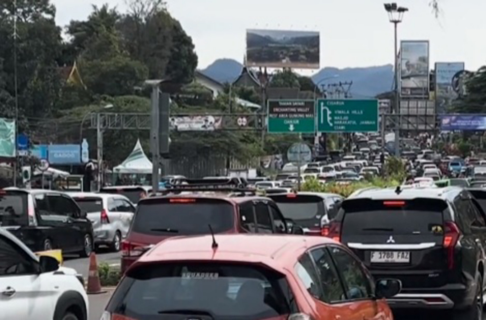 Satu arah di jalur puncak (SinPo.id/Tangkapan Layar)